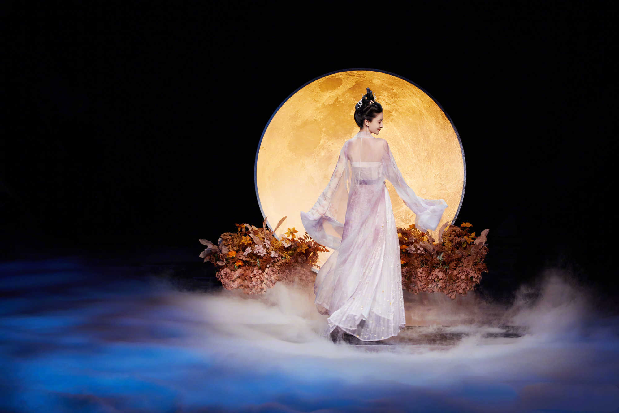 浙江卫视的真人秀节目《听说很好吃》中秋特辑中,杨颖身穿古装,怀抱