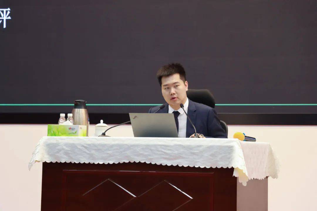 牧原董事长秦英林,董事钱瑛,常务副总裁曹治年等公司高管和各部门员工