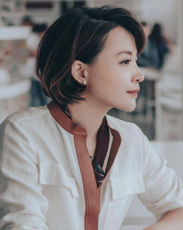 董卿新造型太惊艳,一袭米白色长裙端庄得体,这才是中国式优雅_气质