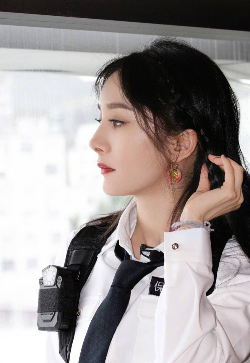 杨幂甜美中国风旗袍装惊艳亮相,可爱首饰反差强烈,身材实在是棒_耳环