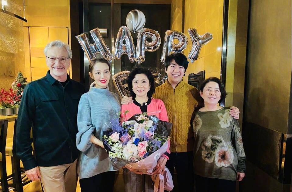 吉娜为婆婆庆生,孕肚超大腰却极细,亲生父母颜值更高!