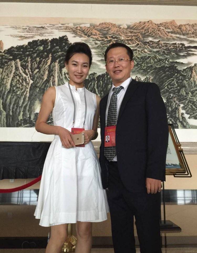 李梓萌来了,台上台下画风差太多!