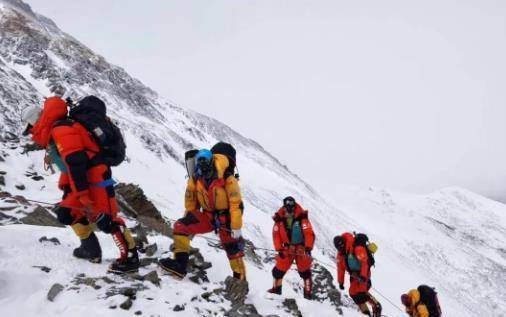 珠穆朗玛峰上，有三具尸体无人敢碰，多年来已变成一道风景线