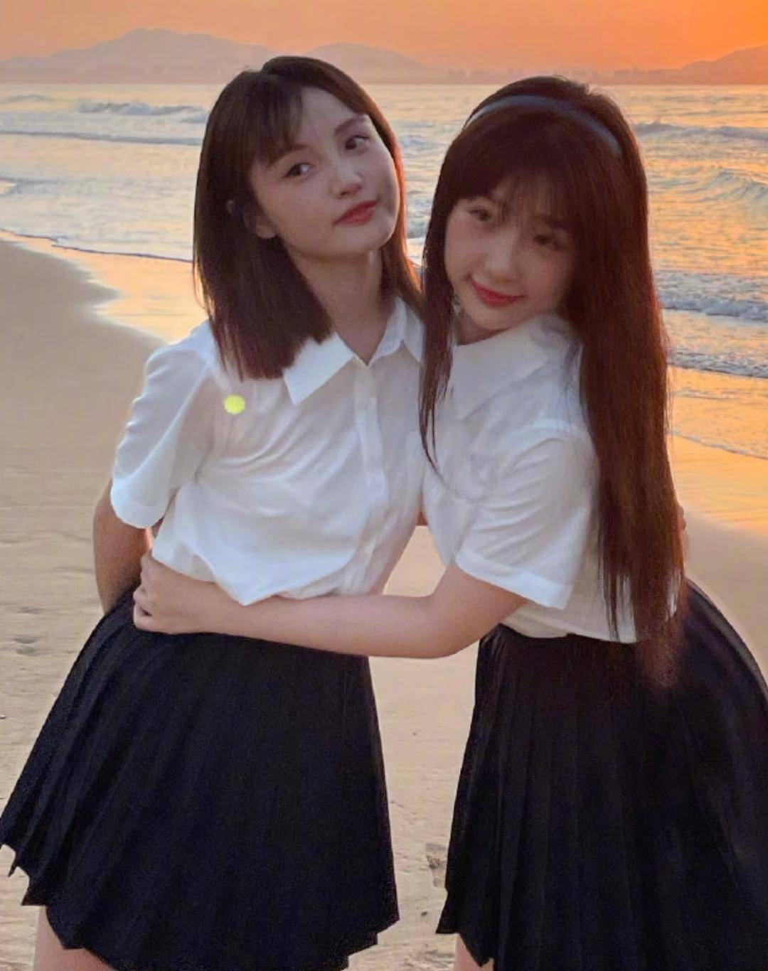虞书欣和林小宅海边看日出,两人穿"姐妹装"清新十足,18宫格美照让粉丝