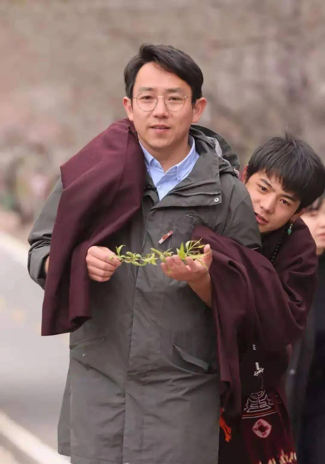 丁真成为顶流后,他背后的那个男人,疯了_杜冬_理塘_公司