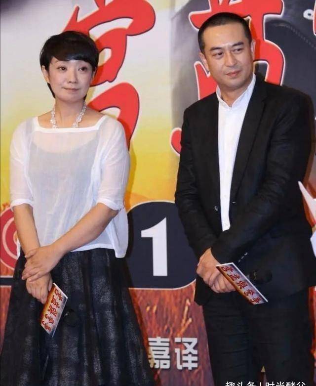 51岁王海燕真会穿,黑长裙套白纱真优雅,老公张嘉译笑得合不拢嘴_款式