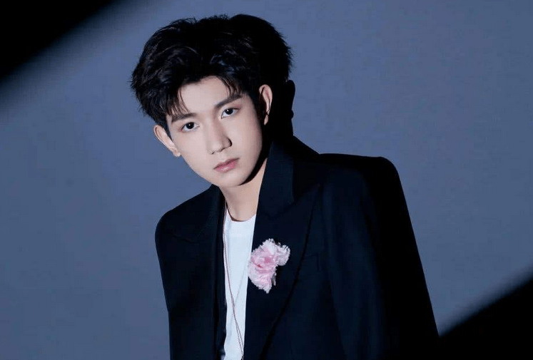 饭跟踪蹲守,对方假扮保洁混入酒店,被抓后拒不承认_偶像_宋亚轩_社交