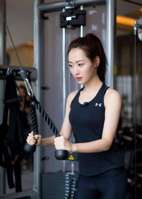 白冰太有活力了,穿运动装秀腹肌,健美型身材真的太有范了_服装_气质