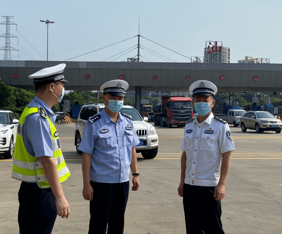 省公安厅交管局副局长胡平在市公安局党委副书记,常务副局长蔡锦荣和