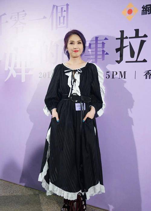 被杨千嬅穿西装的样子惊艳到了,腰部多出一块布料,还挺有设计感_服饰