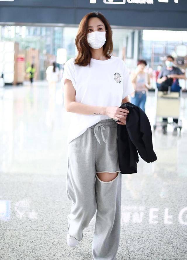 郑希怡真是"飒姐",白t恤配运动裤都穿出霸气感,气质太高级_显得_身材