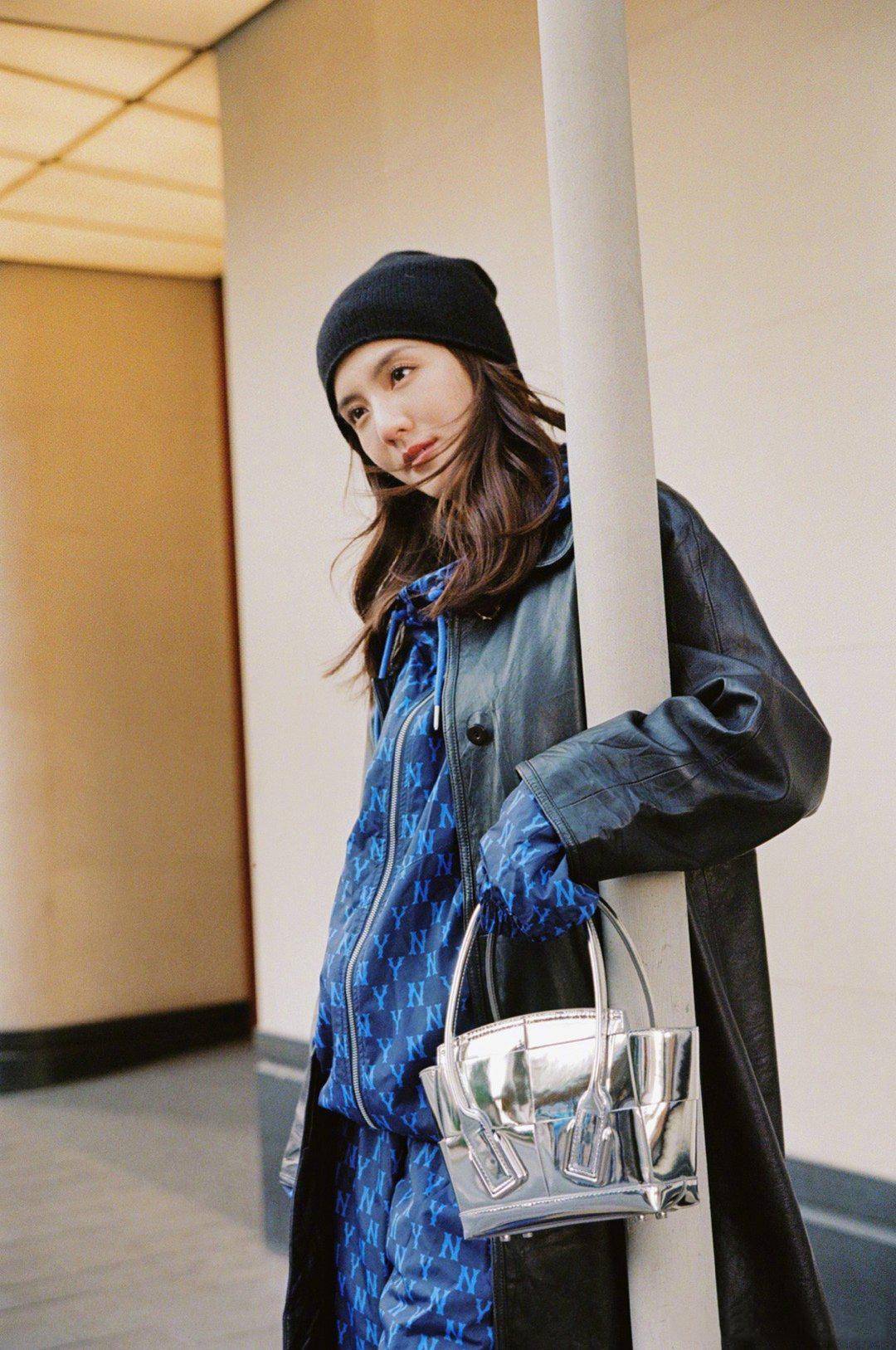 吴千语最新街拍美照曝光,蓝色运动服打扮又酷又洋气,少女感满满_套装