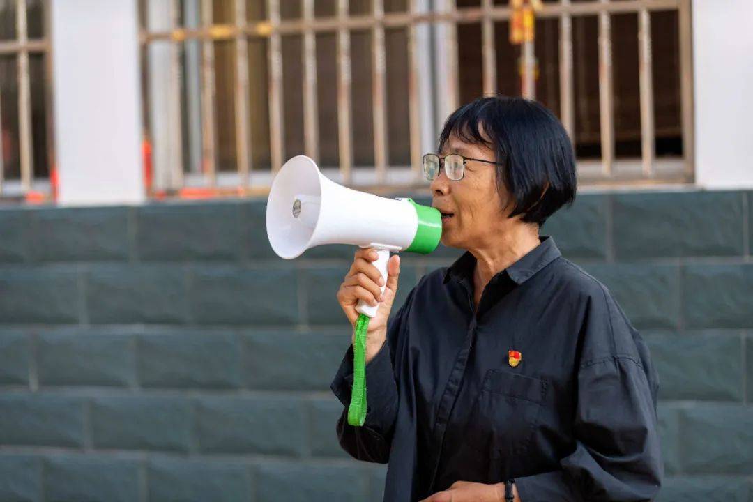 的总是半山腰上的华坪女子高级中学,学校里醒的最早的总是校长张桂梅