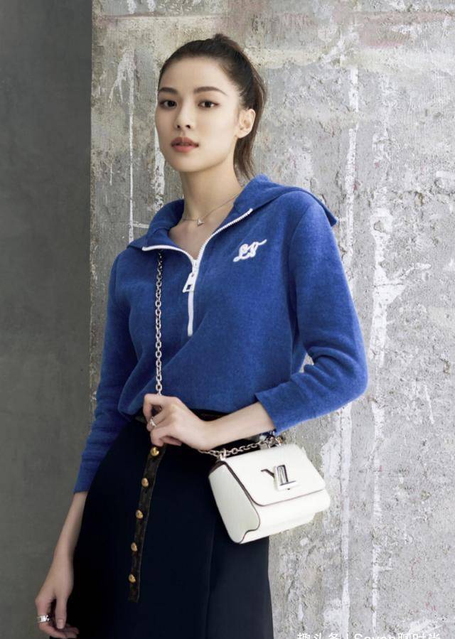 钟楚曦真是可甜可盐,牛仔外套搭配格子长裤,妥妥的年轻摇滚范_黑色