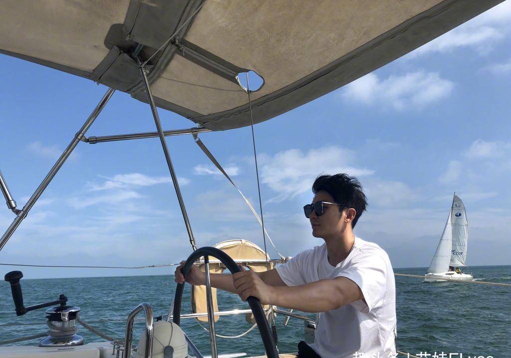 李晨真是男土豪,光脚穿t恤黑长裤开游艇出海,单身变得更潇洒了_男性