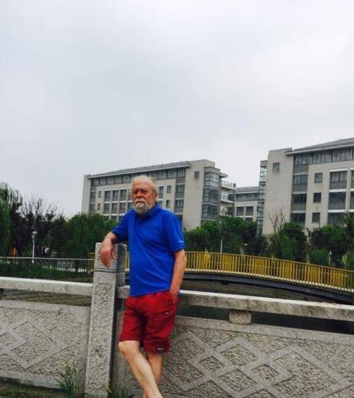 1948年,徐亚洲出生在山东青岛一个,父亲是一位中国人,而母亲却是国外