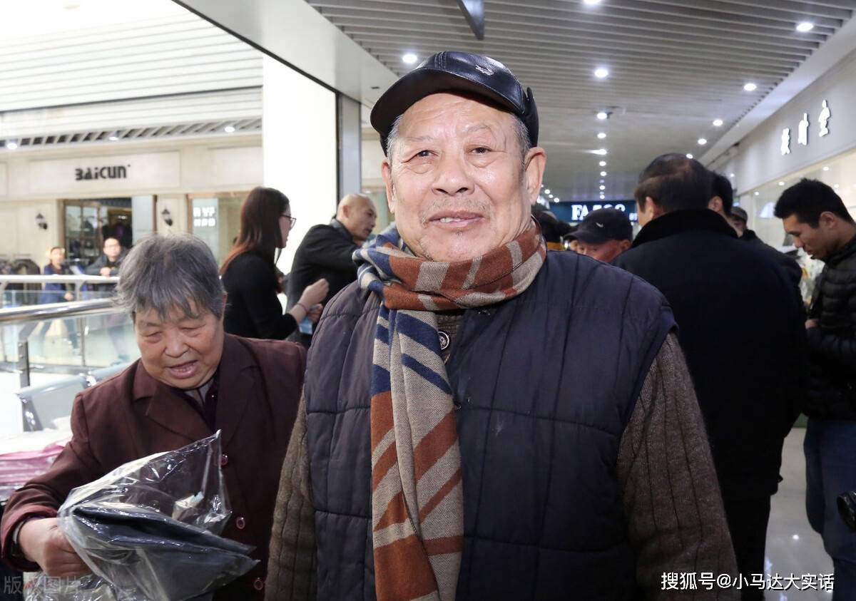 74岁老人坦言:晚年仅靠存款养老,看似很潇洒自在,实则苦不堪言_子女