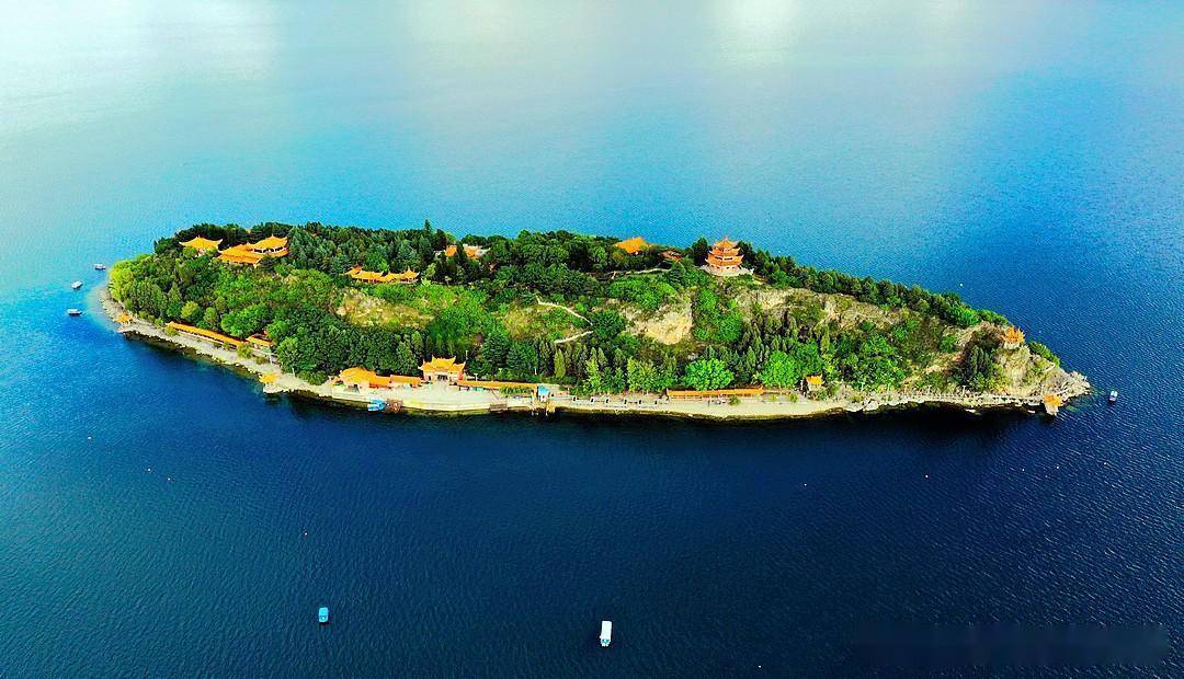 映像抚仙湖——秀丽的孤山风景区_湖面_湖水_阳光