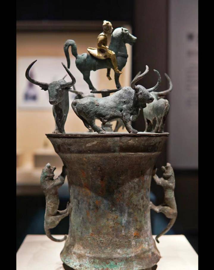 2000多年前古滇国的存钱罐"贮贝器"_青铜_上海博物馆_骑士