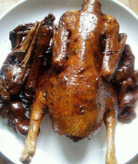 总结:1,做蚝油卤鸭时,直接放下锅卤是错的,这样卤出来的鸭子不但有一