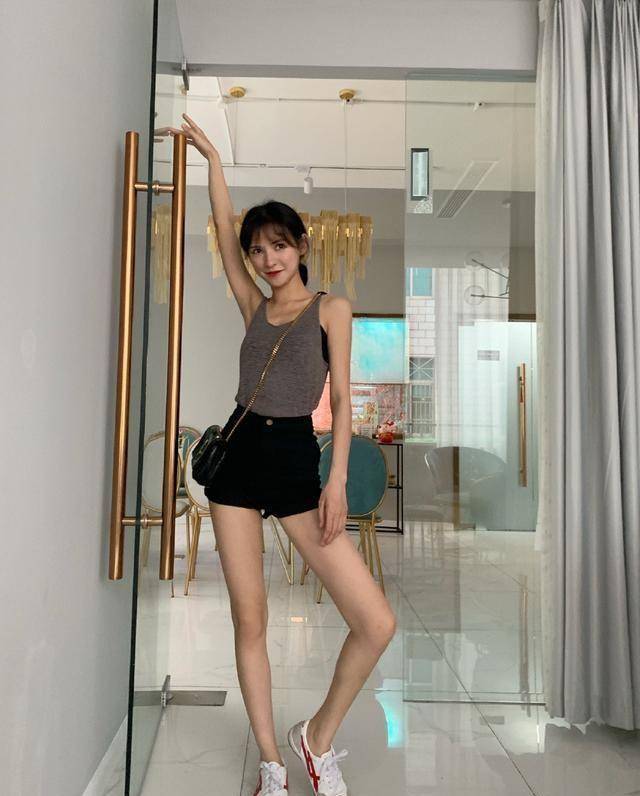 look1 背心 短裤小喵发现张予曦本人对于短裤这一单品真的是情有独钟