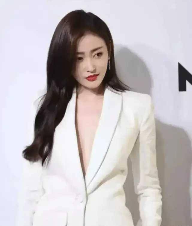 张天爱不穿内衣被吐槽没底线,评论区:让网友愤怒的是不解开扣子_明星