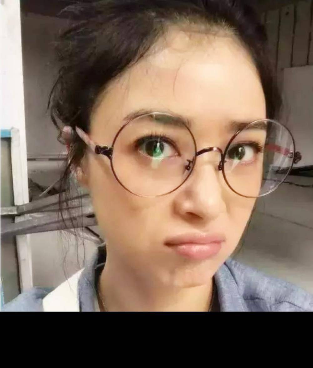 脸上有三种特征的女生,戴眼镜不但不会"丑",反而特别的惊艳_鼻梁_脸型