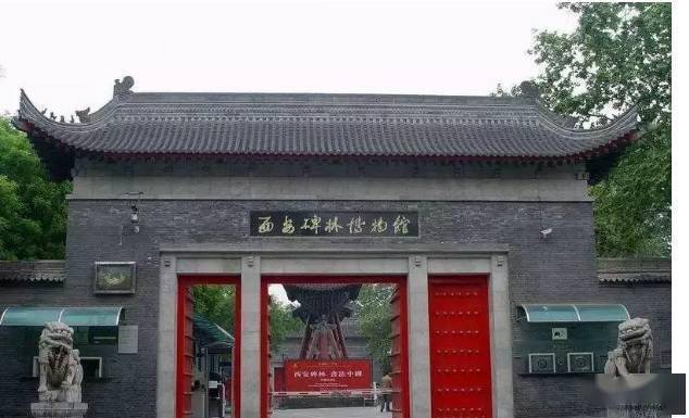 第二天一早,父亲就带着他,揣着小印章,来到了当时的陕西省博物馆.