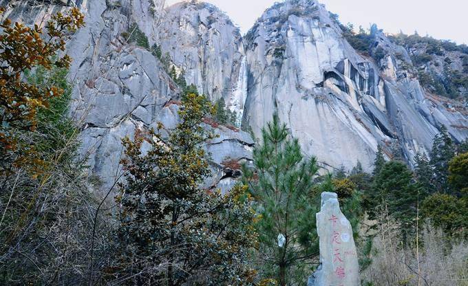 冬天去西藏旅游，林芝卡定沟，这里的山石充满了想象力的传说