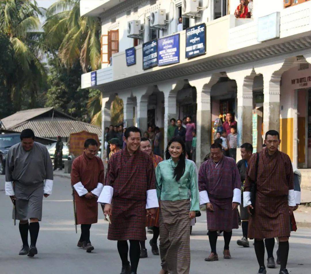 20岁不丹王后来街头巡视，穿棉布裙又土又壮，胯宽腿粗底盘太敦实