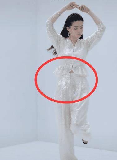 刘亦菲穿奶白衣服,伸手时露出小腹,再也不敢叫你"神仙姐姐"了_明星