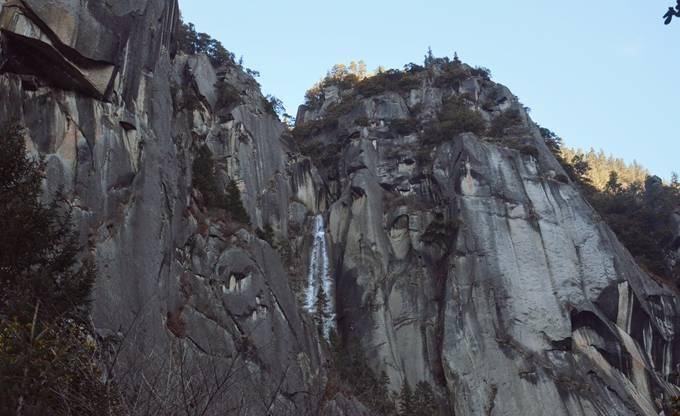 冬天去西藏旅游，林芝卡定沟，这里的山石充满了想象力的传说