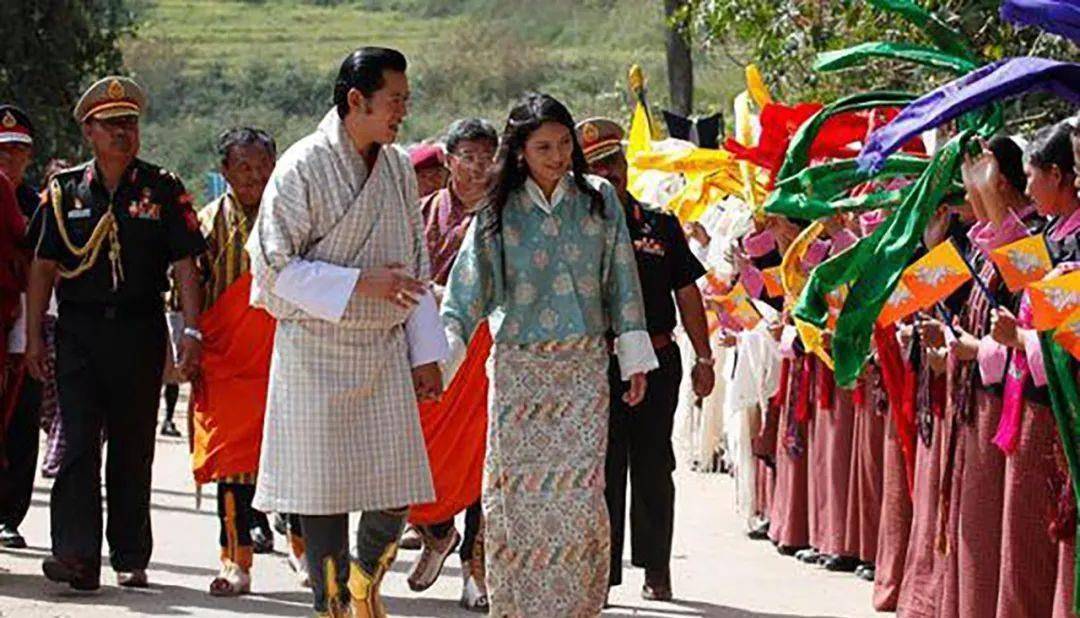 20岁不丹王后来街头巡视，穿棉布裙又土又壮，胯宽腿粗底盘太敦实