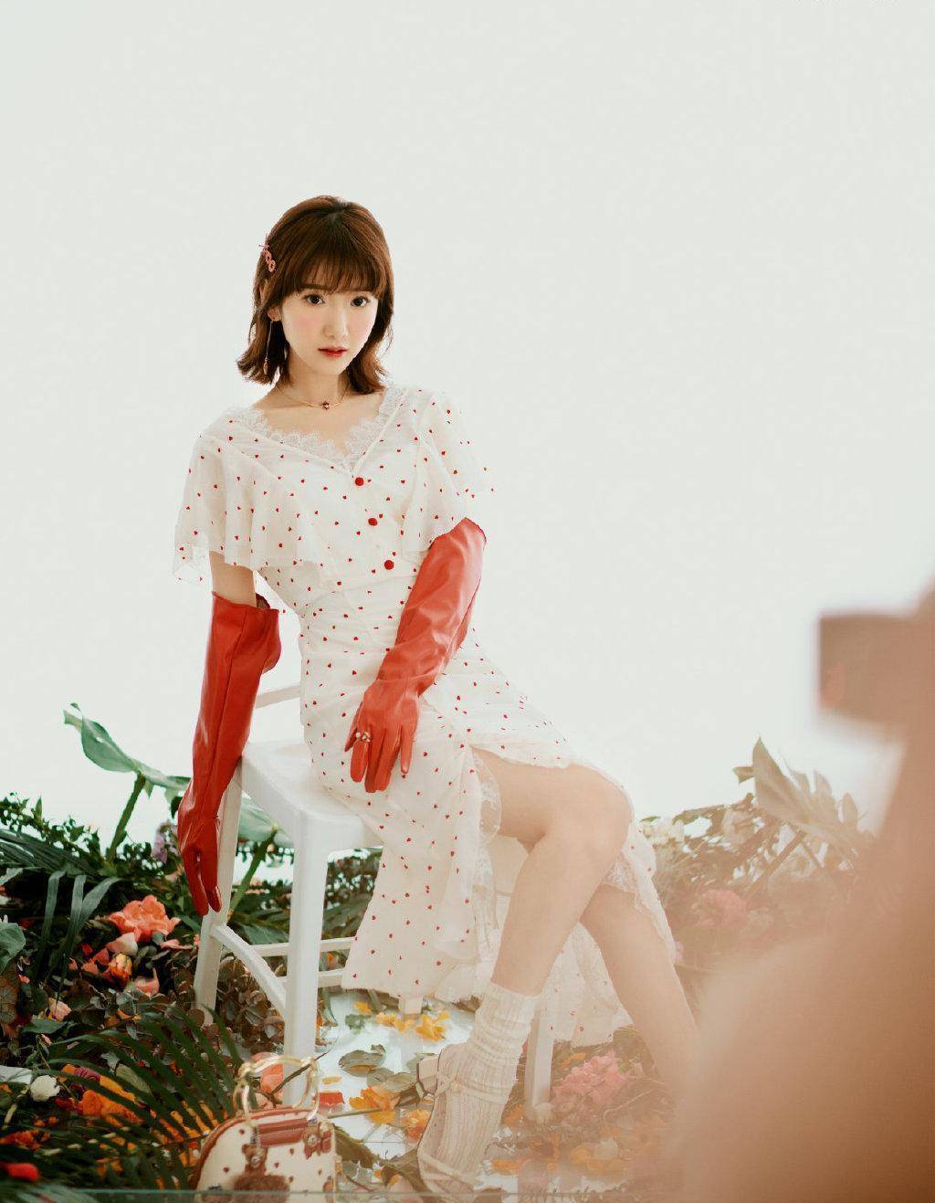 毛晓彤这哪是32岁的状态,穿白 红波点连衣裙,配齐刘海太甜了_时尚