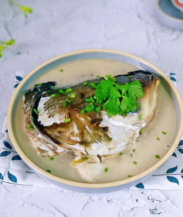 天熱多給家人喝魚頭湯,清淡鮮美,滋補身體,營養全面_胖頭魚_小火_食材