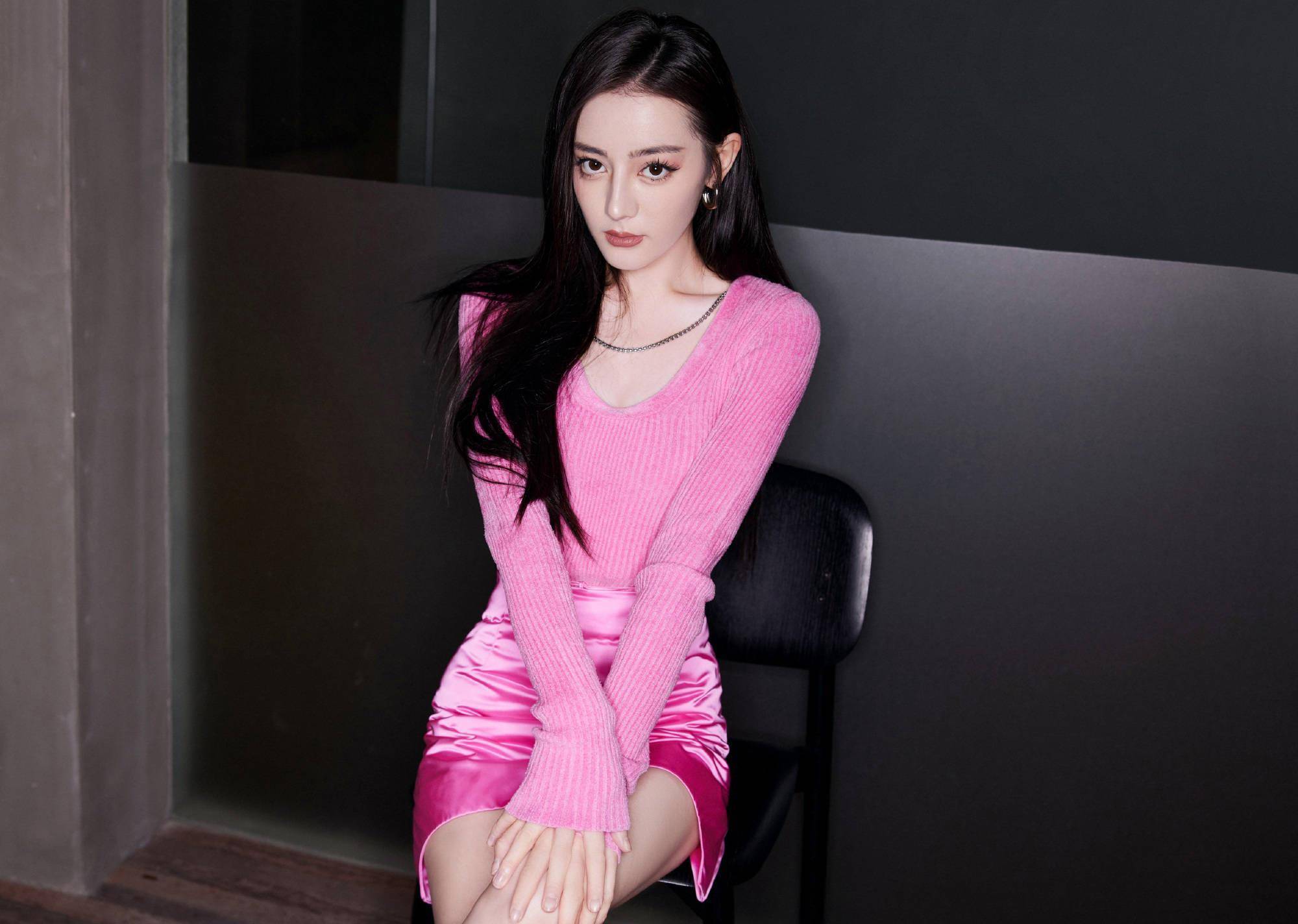 迪丽热巴穿搭好养眼,粉色针织衫配半裙腰细腿长,谁见了能不酸_黑色