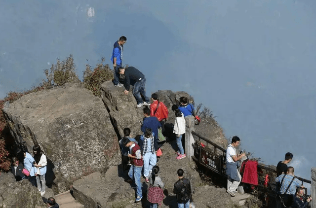 游客悬崖边踩巨石发生摇晃，景区危险区域，安防专家建议这样布防