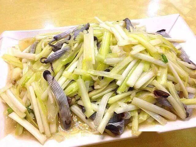 放入少许盐,酒,炒到七成熟出锅,锅里放入少许生油将韭黄,红辣椒翻炒片