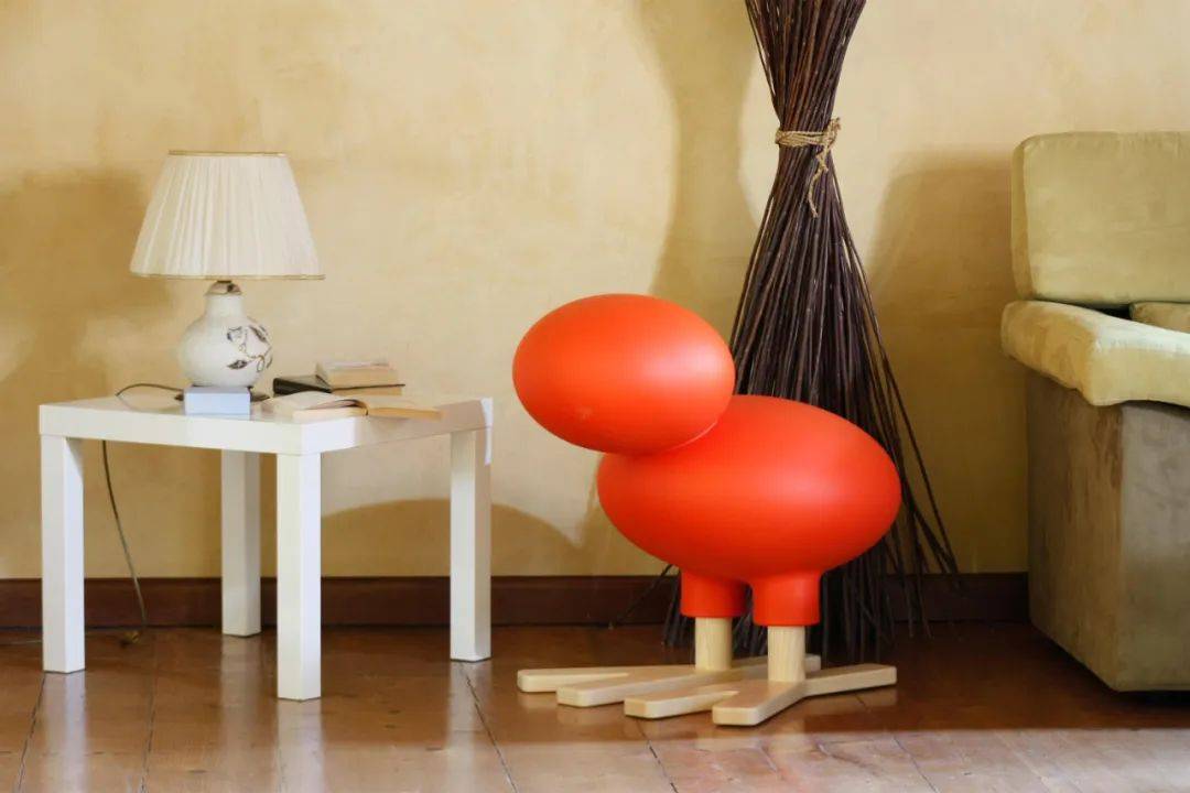 图为艾洛·阿尼奥 (eero aarnio) 设计的 happy bird图为艾洛·阿尼奥