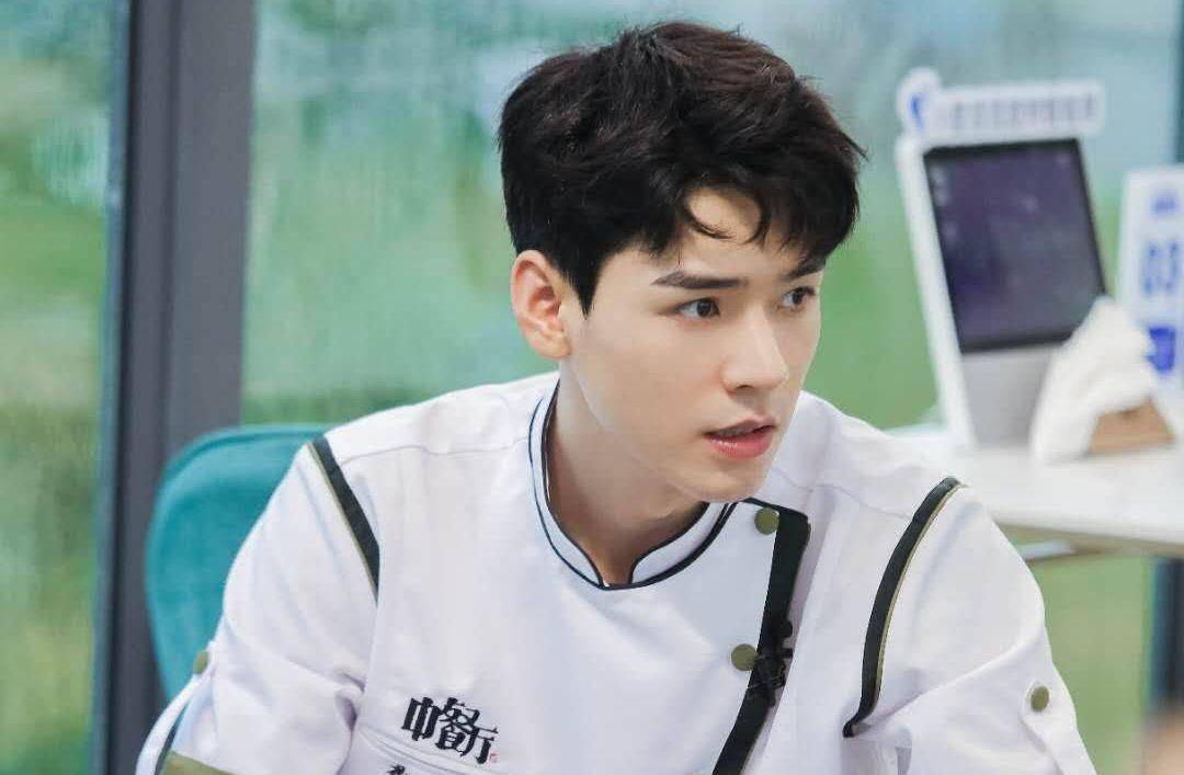 被曝曾去国外神社,工作室声明成业界楷模_张哲瀚_质疑_影响