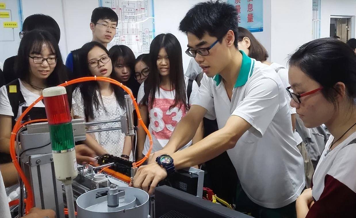 学生中考落榜选择到技校读书,看到同学的上课状态,直言后悔了_高中