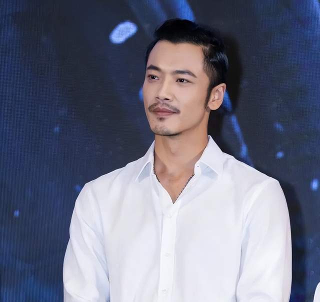 昔日央视主播薛飞:蹉跎半生,归来仍是男神,儿子已成耀眼明星,比王骁更