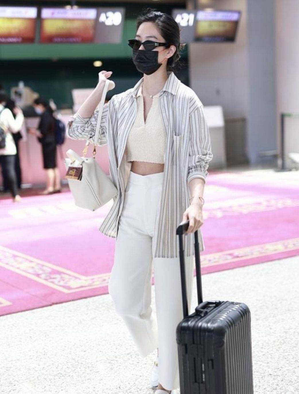 杨采钰的身材真绝,穿衬衫配露脐装亮相,小蛮腰格外抢镜_女性_时尚