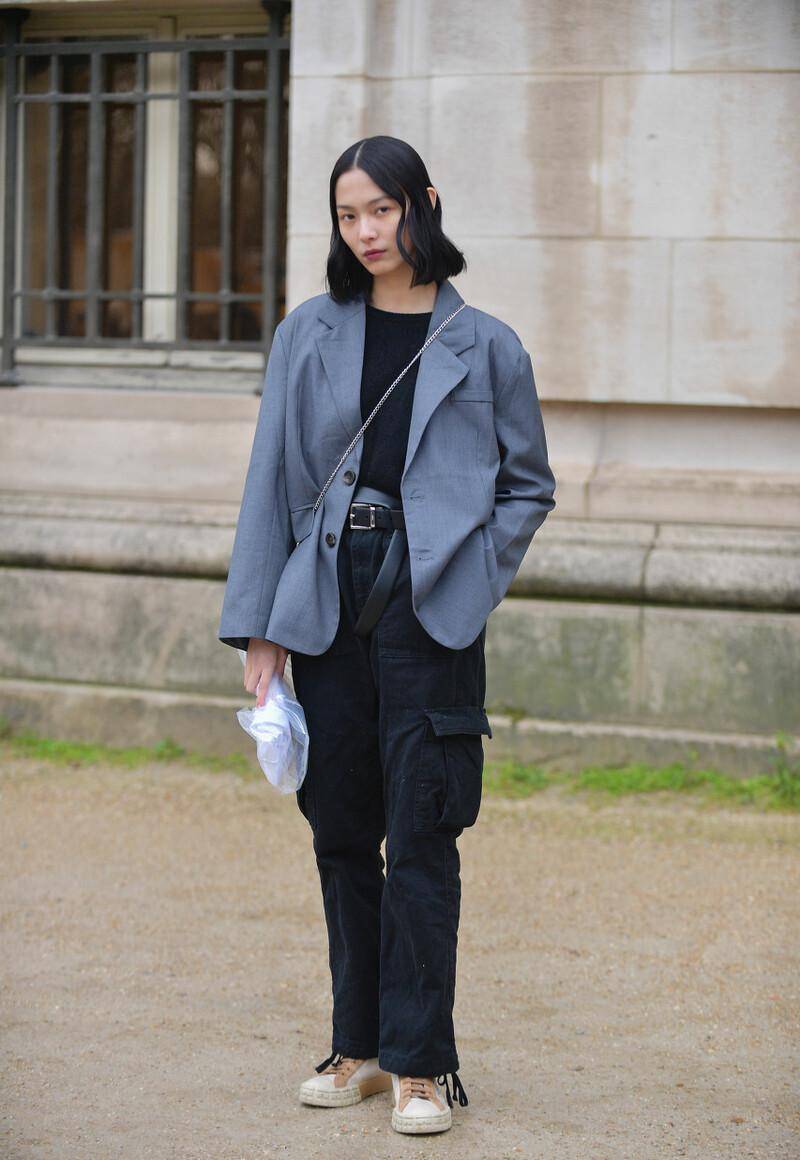 20岁赵佳丽太个性,银色亮片裙搭绑带高跟鞋,一张厌世脸超抢镜_元素