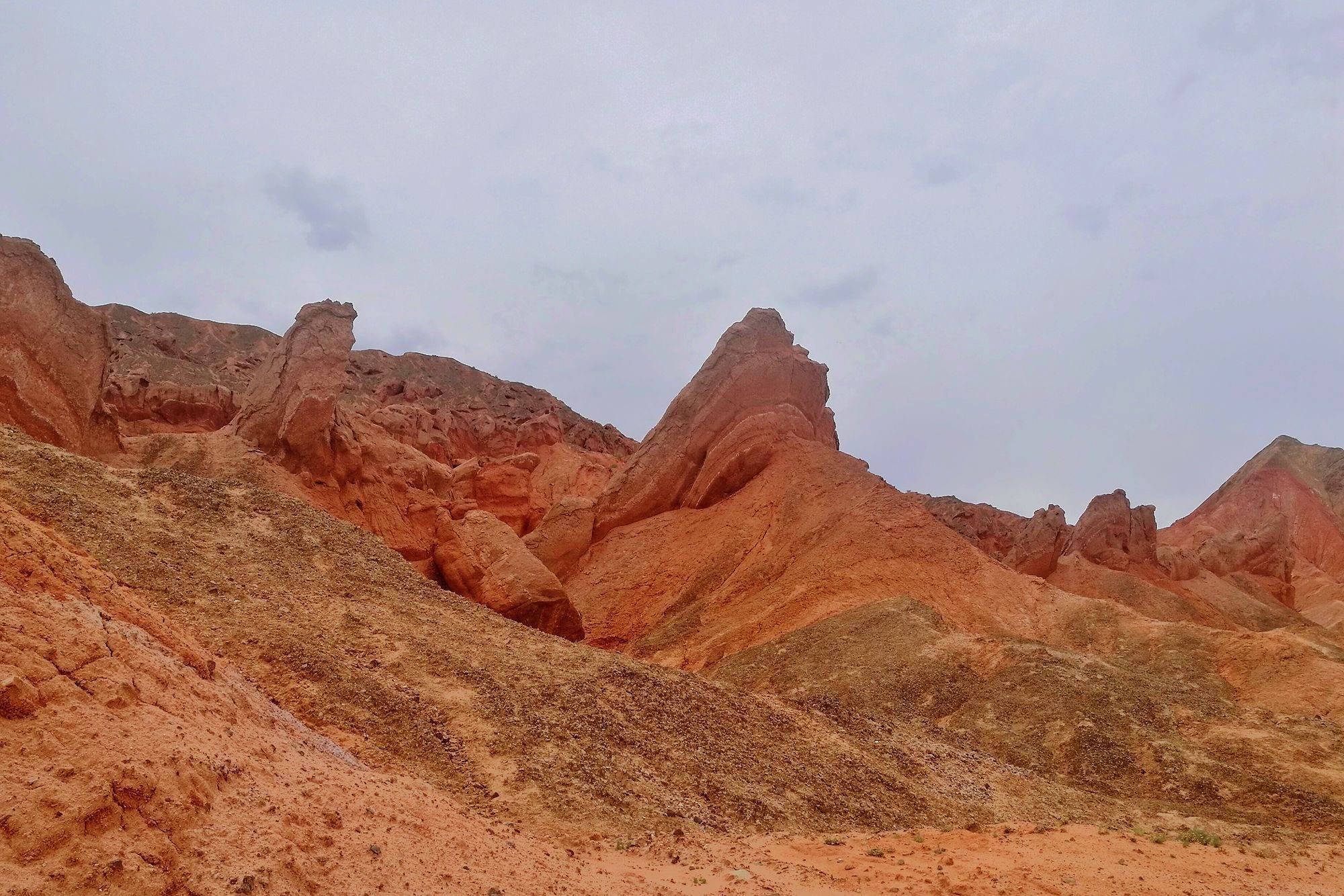 甘肃玉门赤金峡风景区,这里有绝美的丹霞地貌,仿佛燃烧的火焰_红色