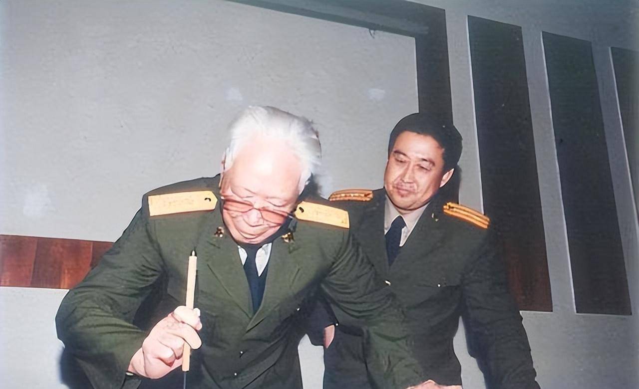 张震以豫皖苏边区为基础,配合兄弟部队开展了济南战役,一举歼灭国民党