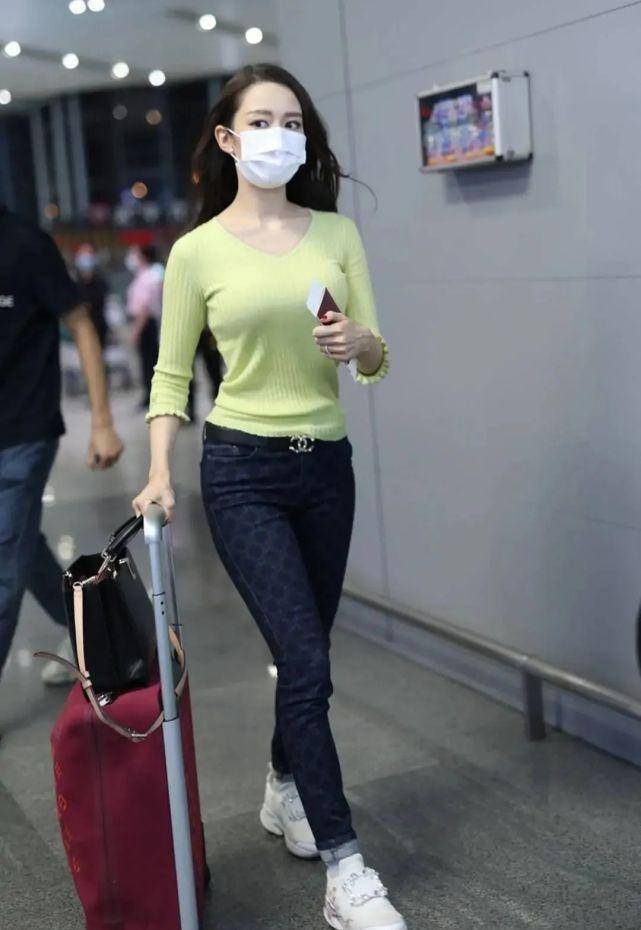 郎朗吉娜走机场,吉娜穿针织衫身材火辣,郎朗一身休闲大肚子明显_的