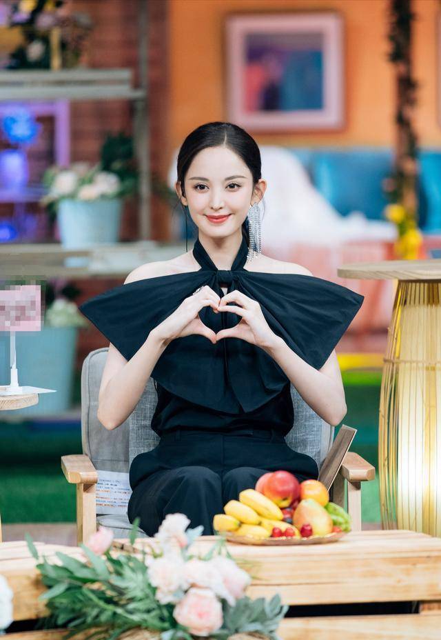 古力娜扎节目造型曝光,穿绿植衬衫配酒杯裙,苗条身材堪比超模_身材