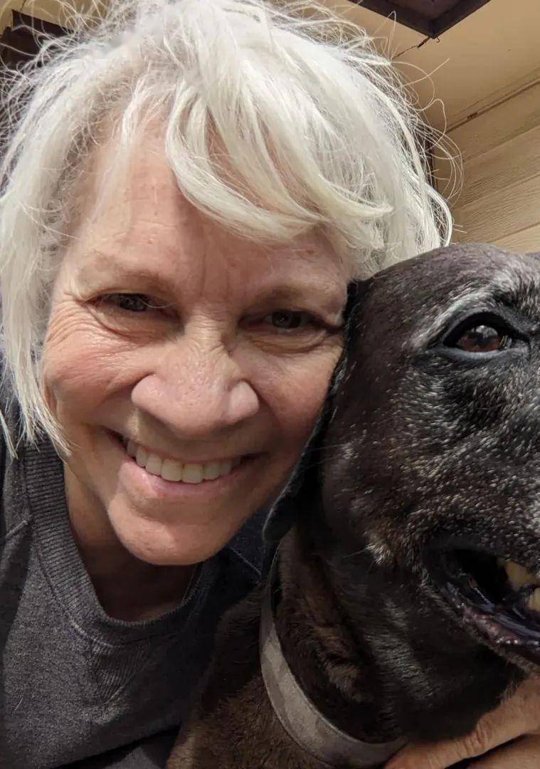 退休后才开始画画的奶奶,在网上圈粉几十万_chari_peak_艺术