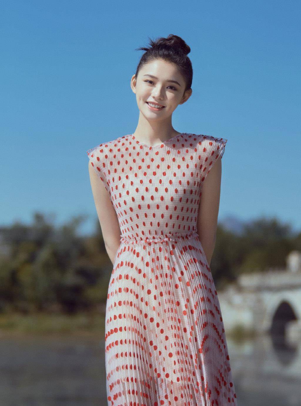 波点连衣裙配丸子头,梨涡浅浅好迷人_女生_的设计_青春